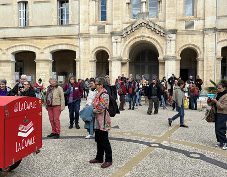 Des libraires s’attroupent dans la cours de la cité scolaire Françoise Combes à Montpellier