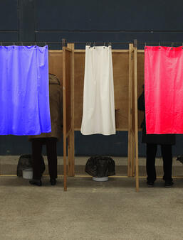 Isoloirs dans un bureau de vote 