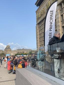 a file à 9h pour entrer dans le Palais du Grand large qui accueille le festival Etonnants voyageurs à partir de 9h30 