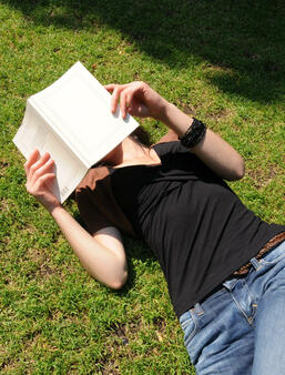 Une lectrice au jardin du Luxembourg