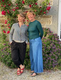 Camille Foucher et Manon Durieux, fondatrices de la librairie-Café La Renverse, à Saint-Suliac (Ille-et-Vilaine)