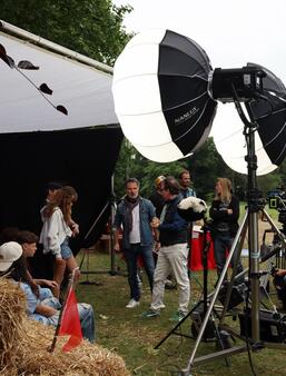 Tournage des "Gendarmes", adapté de la série de BD parue chez Bamboo, dans le parc du château du pont de Veyle. Les deux réalisateurs Stephan Archinard et François Prêvot-Leygonie avec les comédiens Thomas Gloria et Margot Heckmann