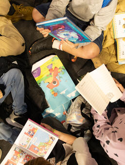 De jeunes lecteurs au SLPJ de Montreuil en 2024