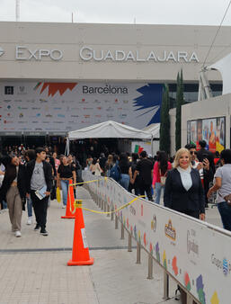 À l'entrée du parc des Expositions de Guadalajara, où la FIL 2025 a attiré près d'un million de visiteurs