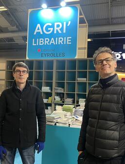 Emmanuel Konstantin et François Pelle, du groupe Eyrolles, le 20 février 2026 lors du montage de la librairie au Salon international de l'agriculture