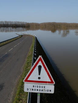 Une route coupée par la montée des eaux près d'Angers