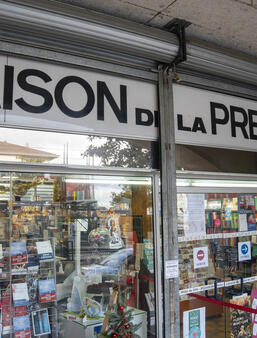 Une Maison de la presse faisant aussi librairie en centre-ville de Bron (Rhône)