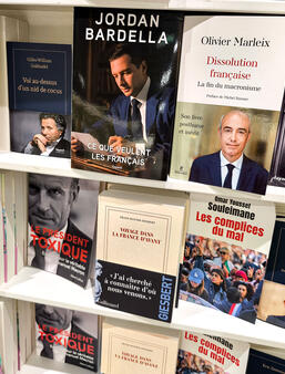 Le rayon politique d'une librairie en décembre 2025