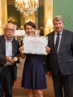 Erik Orsenna, Anne Stevanato (DULALA) et Xavier Darcos, lors de la remise du prix à l'Hôtel Pereire, le 17 septembre.