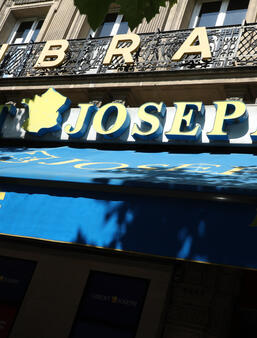 La façade de la librairie Gibert Joseph, boulevard Saint-Michel, à Paris