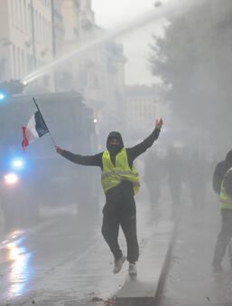 Un manifestant à Lyon le 17 octobre 2026