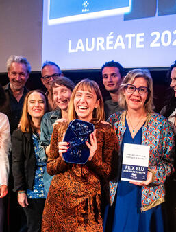 Lauréate du prix Blù Jean-Marc Roberts 2026, Lucie Rico a reçu une œuvre originale de l'artiste Catherine Bret-Brownstone, le 7 octobre au Studio de l'Ermitage, à Paris.