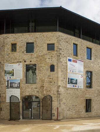 Extérieur de la médiathèque-ludothèque la Manufacture, à Villefranche-de-Rouergue