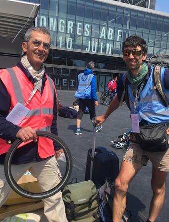 Pascal Wagner et Jean-Marie Feurtet, bibliothécaires à vélo au Congrès de l'ABF 2023, devant le Palais des Congrès de Dunkerque.JPG