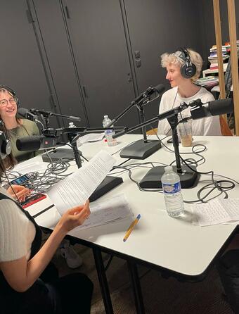 L'équipe de Livres Hebdo dans le studio des Voix du Livre