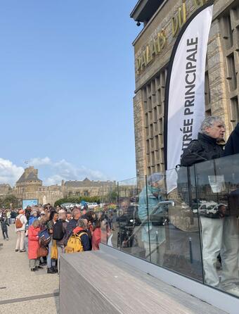 a file à 9h pour entrer dans le Palais du Grand large qui accueille le festival Etonnants voyageurs à partir de 9h30 