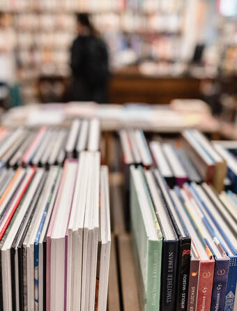 Des bandes dessinées à la librairie Folies d'encre à Saint-Ouen (Seine-Saint-Denis)