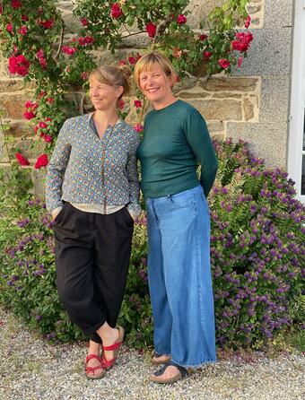 Camille Foucher et Manon Durieux, fondatrices de la librairie-Café La Renverse, à Saint-Suliac (Ille-et-Vilaine)