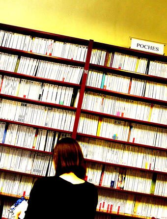 Le rayon poche à la librairie L'Écume des pages, à Paris VIe