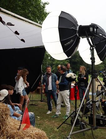 Tournage des "Gendarmes", adapté de la série de BD parue chez Bamboo, dans le parc du château du pont de Veyle. Les deux réalisateurs Stephan Archinard et François Prêvot-Leygonie avec les comédiens Thomas Gloria et Margot Heckmann