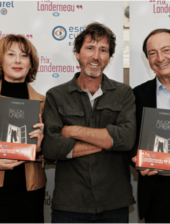 Chabouté, lauréat du prix Landerneau BD 2025 entouré de Catel et de Michel-Édouard Leclerc