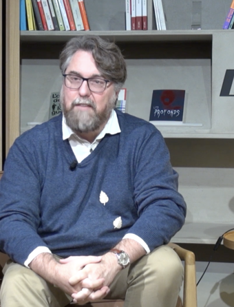 David Meulemans, fondateur des éditions Aux Forges de Vulcain, dans le studio de Livres Hebdo