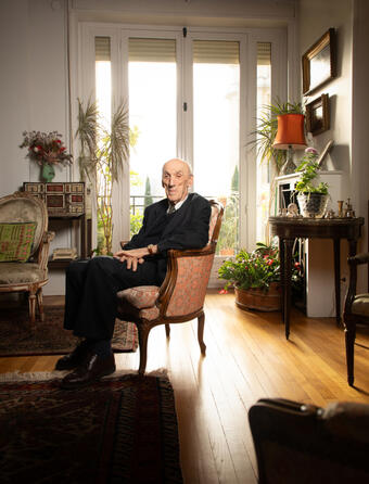 Jean-Yves Tadié chez lui, à Paris