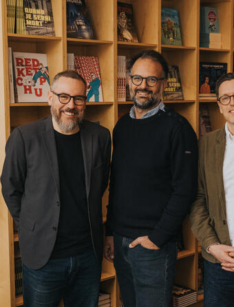 Sylvain Lumbroso, directeur général de Bayard Canada, entouré des co-fondateurs des éditions La Pastèque Martin Brault & Frédéric Gauthier