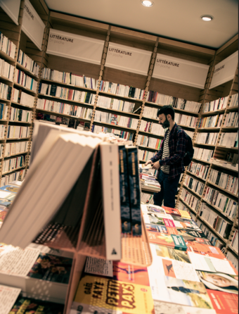Le rayon poche à la librairie Ici, à Paris