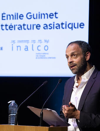 Un des remettants du prix lors de l'édition précédente au musée Émile Guimet