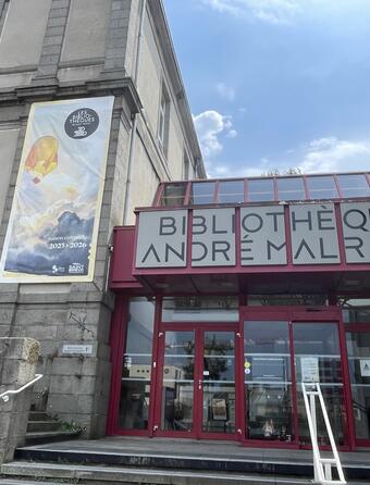 Avec son toit vitré et sans stores, la médiathèque André-Malraux, à Saint-Brieuc, a dû interdire l'accès à des pièces lors de la canicule.