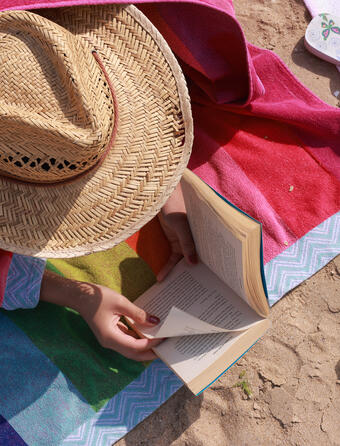 Image d'illustration lecture à la plage