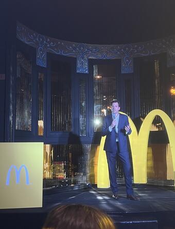 Pour ses dix ans d'engagement en faveur de la lecture, McDonald's France a lancé L'École des Raconteurs au Théâtre du Renard, à Paris, ouverte par Eloi de la Celle, directeur de la communication de l'enseigne.