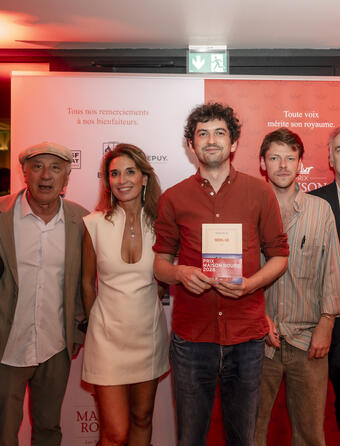 Noham Selcer lauréat 2026 entouré du jury du prix Maison Rouge, Dorothée Janin-Goldman, Claude Noru, Céline Sayagh-Farré, Victor Dumiot, Hervé Le Tellier, Mamou-Mani au Café de Paris