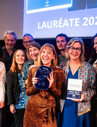 Lauréate du prix Blù Jean-Marc Roberts 2026, Lucie Rico a reçu une œuvre originale de l'artiste Catherine Bret-Brownstone, le 7 octobre au Studio de l'Ermitage, à Paris.