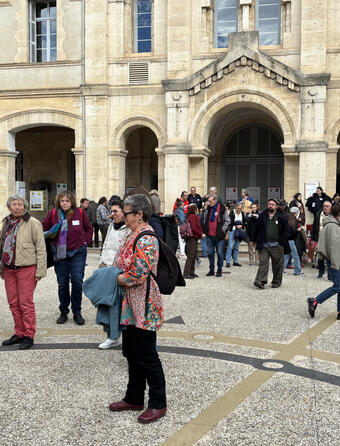 Des libraires s’attroupent dans la cours de la cité scolaire Françoise Combes à Montpellier