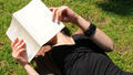 Une lectrice au jardin du Luxembourg