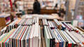 Des bandes dessinées à la librairie Folies d'encre à Saint-Ouen (Seine-Saint-Denis)