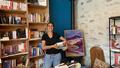 Camille Colas, dans sa librairie L’Encabanée à Saint-Paul-sur-Ubaye
