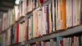 Étagère de livres recyclés 