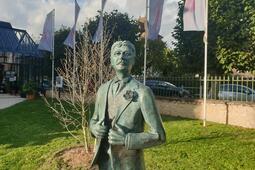 Statue de Marcel Proust dans le jardin de la Villa du Temps Retrouvé