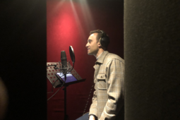 Joël Dicker en cabine d'enregistrement pour son livre audio