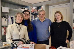 L'équipe, en février 2024, de la librairie Le Temps retrouvé, à Amsterdam : Véronique Fouminet, Pierre-Pascal Bruneau, Angéline Tison et Marie Hugny