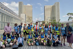Les participants de Cyclo-biblio rassemblés devant la bibliothèque François-Mitterrand, à Paris, le 14 juin 2025