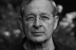 Peter Ndas Ce qui luit dans les tenebres Souvenirs de la vie dun narrateur Noir sur Blanc0.jpg