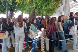 Des lectrices de Lyly Bay attendant de se faire dédicacer leurs achats au festival Le Livre sur la Place de Nancy, en septembre 2025