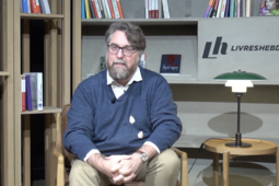 David Meulemans, fondateur des éditions Aux Forges de Vulcain, dans le studio de Livres Hebdo