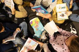 De jeunes lecteurs au SLPJ de Montreuil en 2024