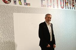 Devant les 5178 noms d’artistes de son catalogue, Guy Delcourt à l’entrée de l’exposition « L’aventure éditoriale ».