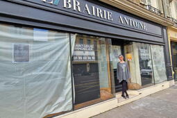 La nouvelle gérante Ingrid Delaetre devant la devanture de l'ancienne librarire Antoine qui deviendra Mon Chat Pitre en avril prochain